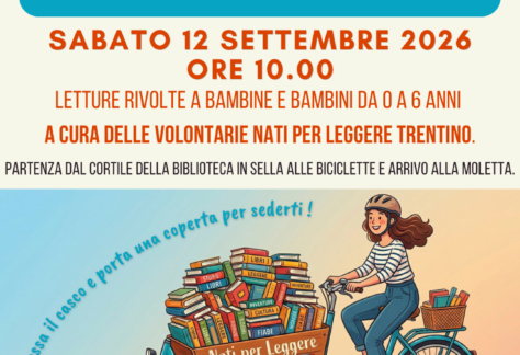 locandina dell'evento che riporta queste informazioni: Bibliopedalata sabato 12 settembre 2026, partenza Palazzo dei Panni alle 10, arrivo alla spiaggia della Moletta sulla Sarca alle 12. Letture per bambine e bambini da 0 a 6 anni a cura di Nati per leggere. Partecipazione gratuita con prenotazione consigliata al numero 0464/516115 o via mail a biblioteca@comune.arco.tn.it